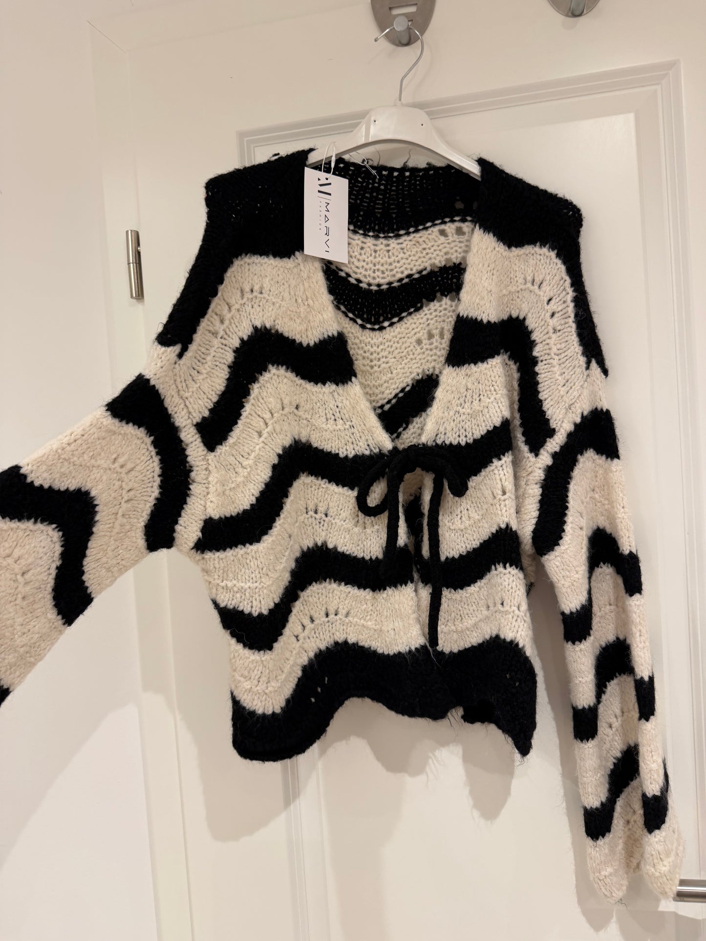 Wave Cardigan schwarz-creme *Beschreibung