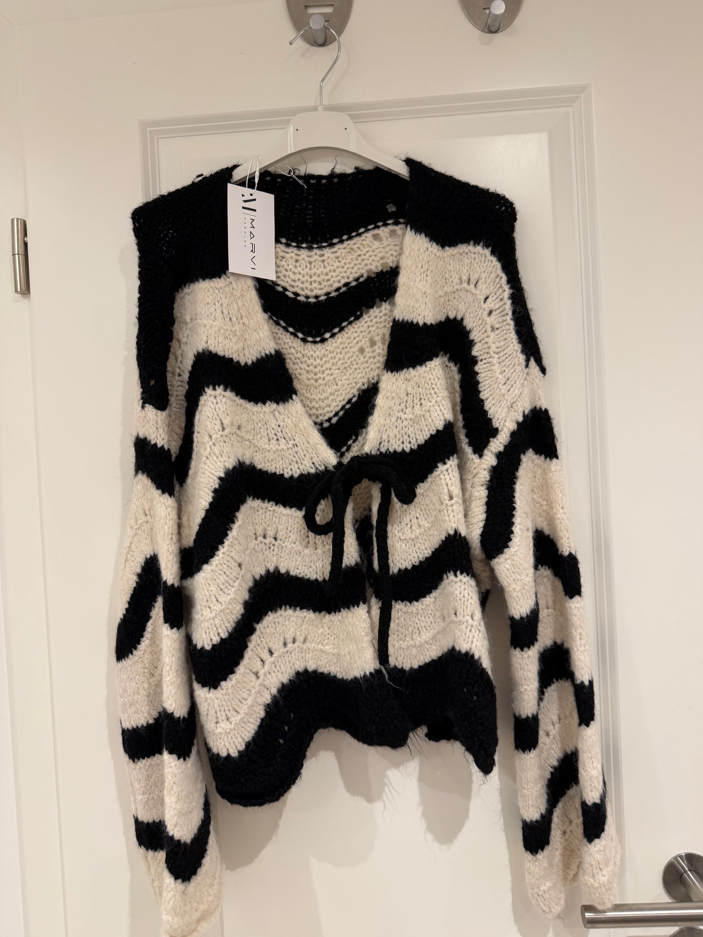 Wave Cardigan schwarz-creme *Beschreibung